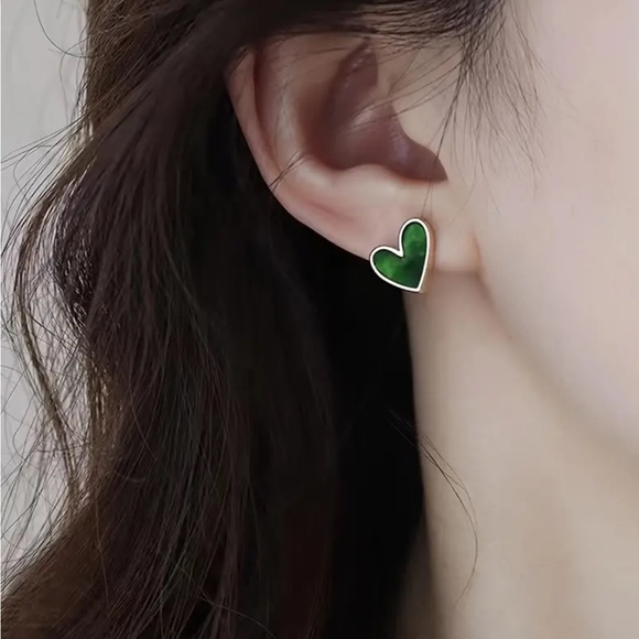 🔥 Clearance 🔥 Green Heart Shaped Stud Earrings - Picture 2 of 4